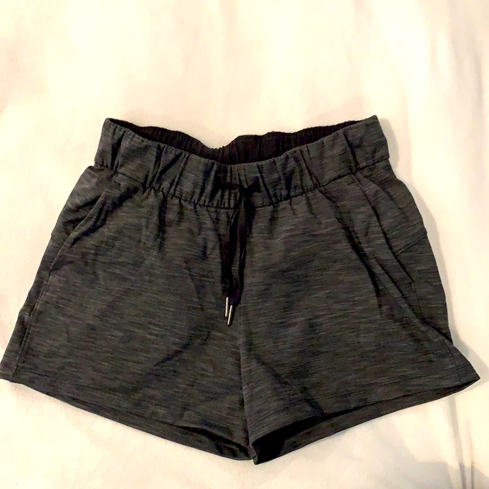 LULU LEMON womens shorts with pockets!!